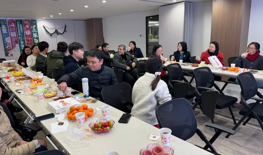 When the jingle of Christmas bells mingled with the laughter in the office, this well-thought-out team building activity filled the winter days at the end of 2025 with heartwarming vibes. Taste the Christmas Joy First: Food Fuels the Fun The aroma of pizza mixed with the sweetness of fresh fruits, and snacks and hot drinks steamed gently on the table. The perfect way to kick off team building? Let your taste buds indulge in the festive atmosphere first! When the jingle of Christmas bells mingled with the laughter in the office, this well-thought-out team building activity filled the winter days at the end of 2025 with heartwarming vibes. Taste the Christmas Joy First: Food Fuels the Fun The aroma of pizza mixed with the sweetness of fresh fruits, and snacks and hot drinks steamed gently on the table. The perfect way to kick off team building? Let your taste buds indulge in the festive atmosphere first!