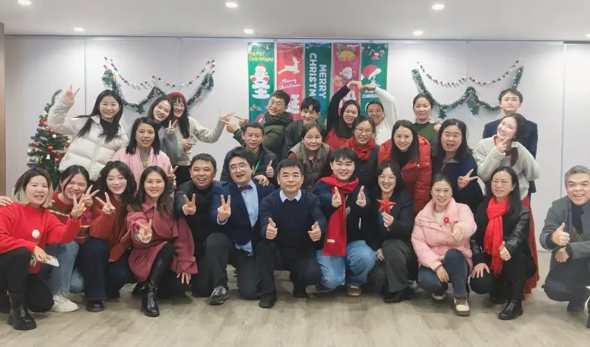 Christmas Cheer in the Office   Team Bonding "Paper Cup Christmas Tree" Was Pure Magic